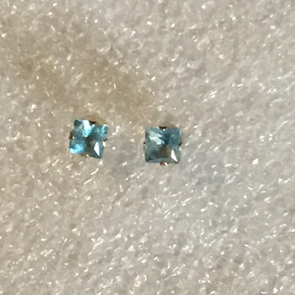 10k gold stud earrings w/ square aquamarine stones - Picture 4 of 8